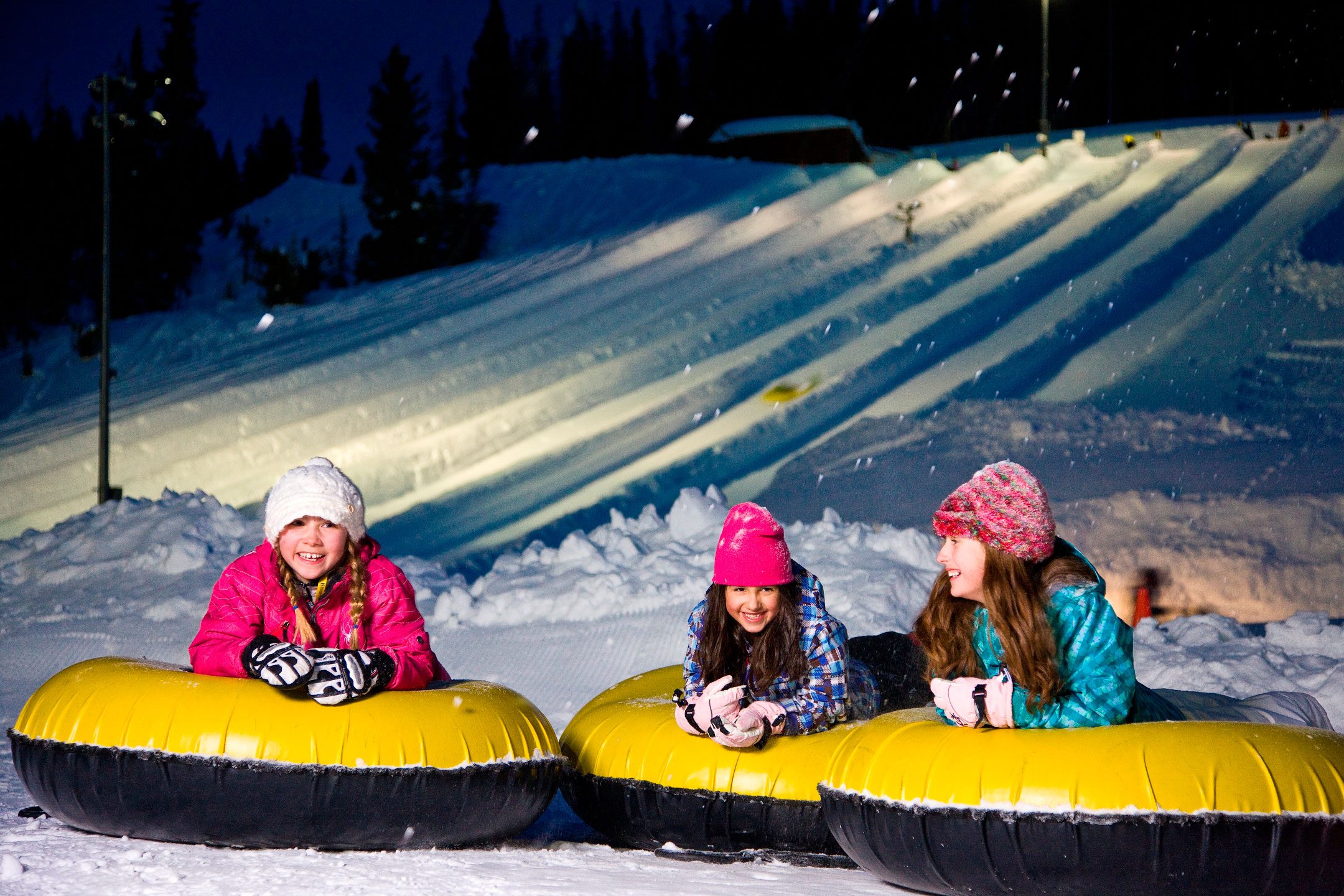 Tubing. Ватрушка для катания. Ватрушка зимняя. Катание на ватрушках. Тюбинг для катания.